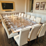 Gedeckte große Tafel im Cursalon Bad Gleichenberg